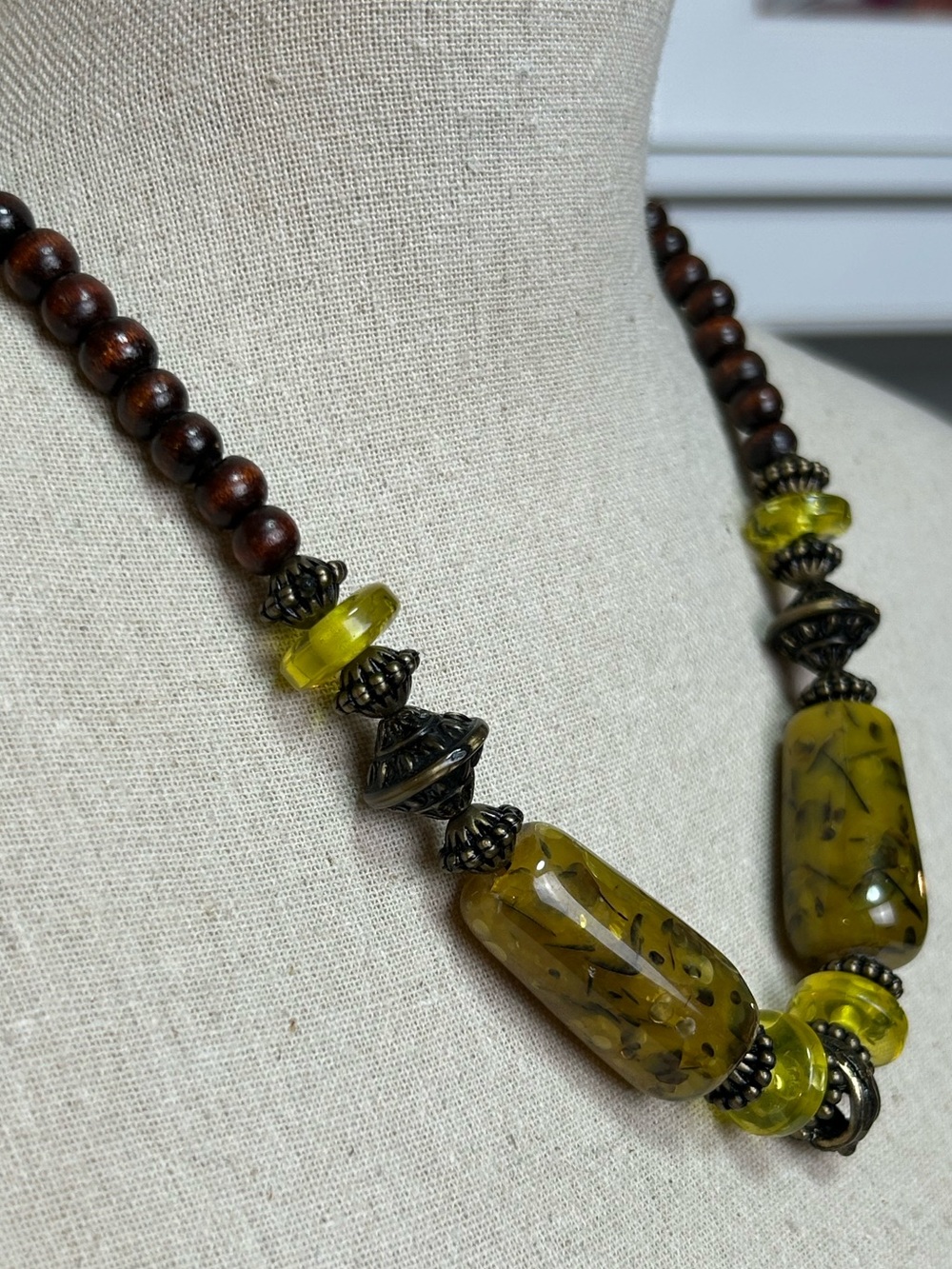 💝 2/20$ Bohemian Amber-Yellow/Green Resin & Wood Bead Necklace Earthy Hippie - Picture 5 of 6